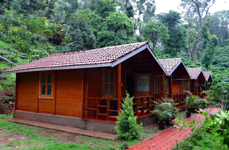 log-huts-345360_1280